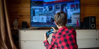 Czy PlayStation 5 ma wejście na płyty?